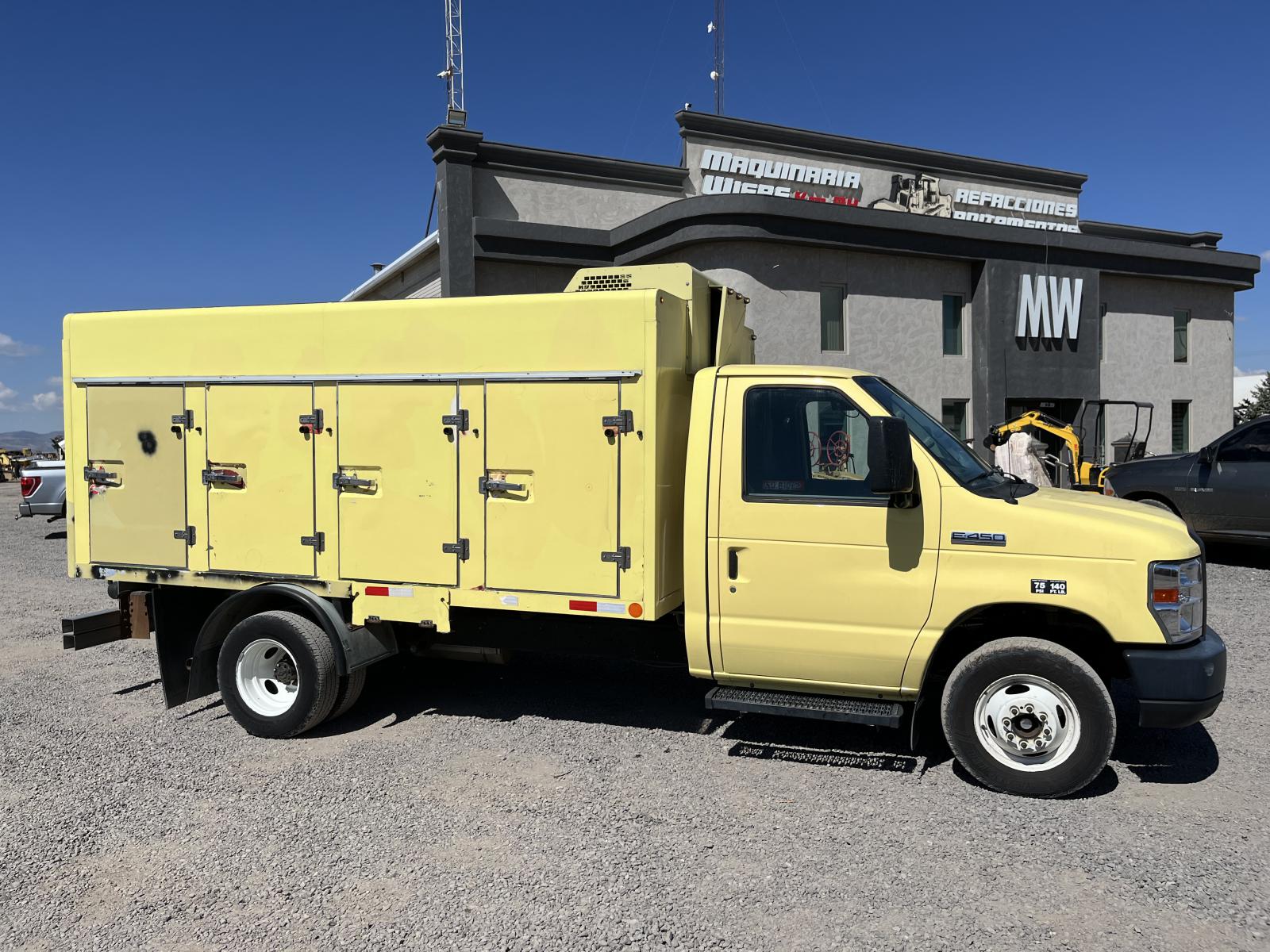 CAMIONETA CON CAJA REFRIJERADA COLDCAR